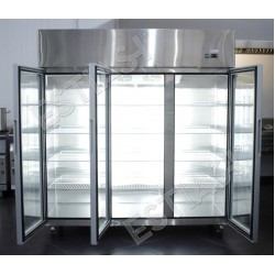 Refrigerated display case with 3 doors